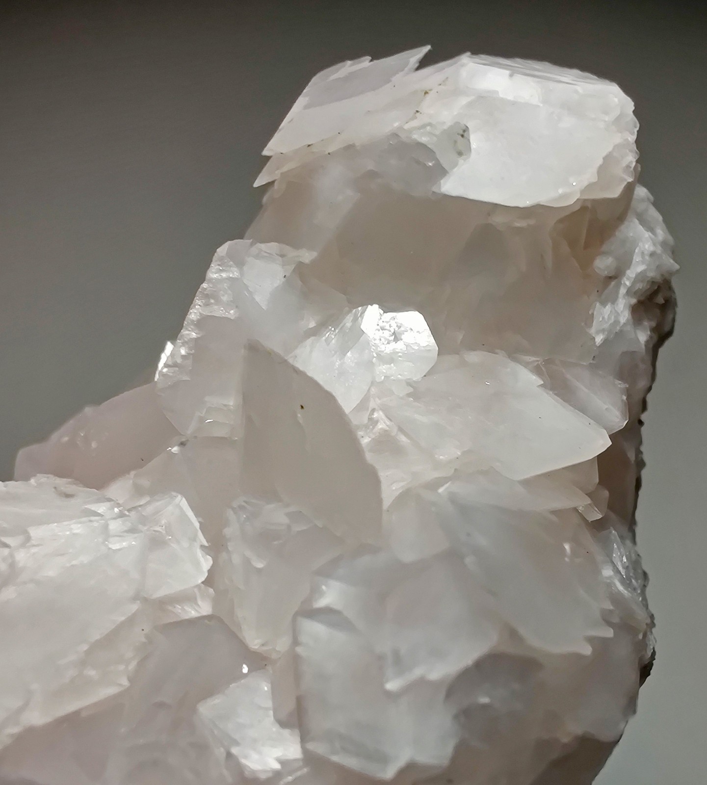 Excellent Calcite crystals with Fluorite, UV. Yaogangxian Mine, China. 57 grams.
