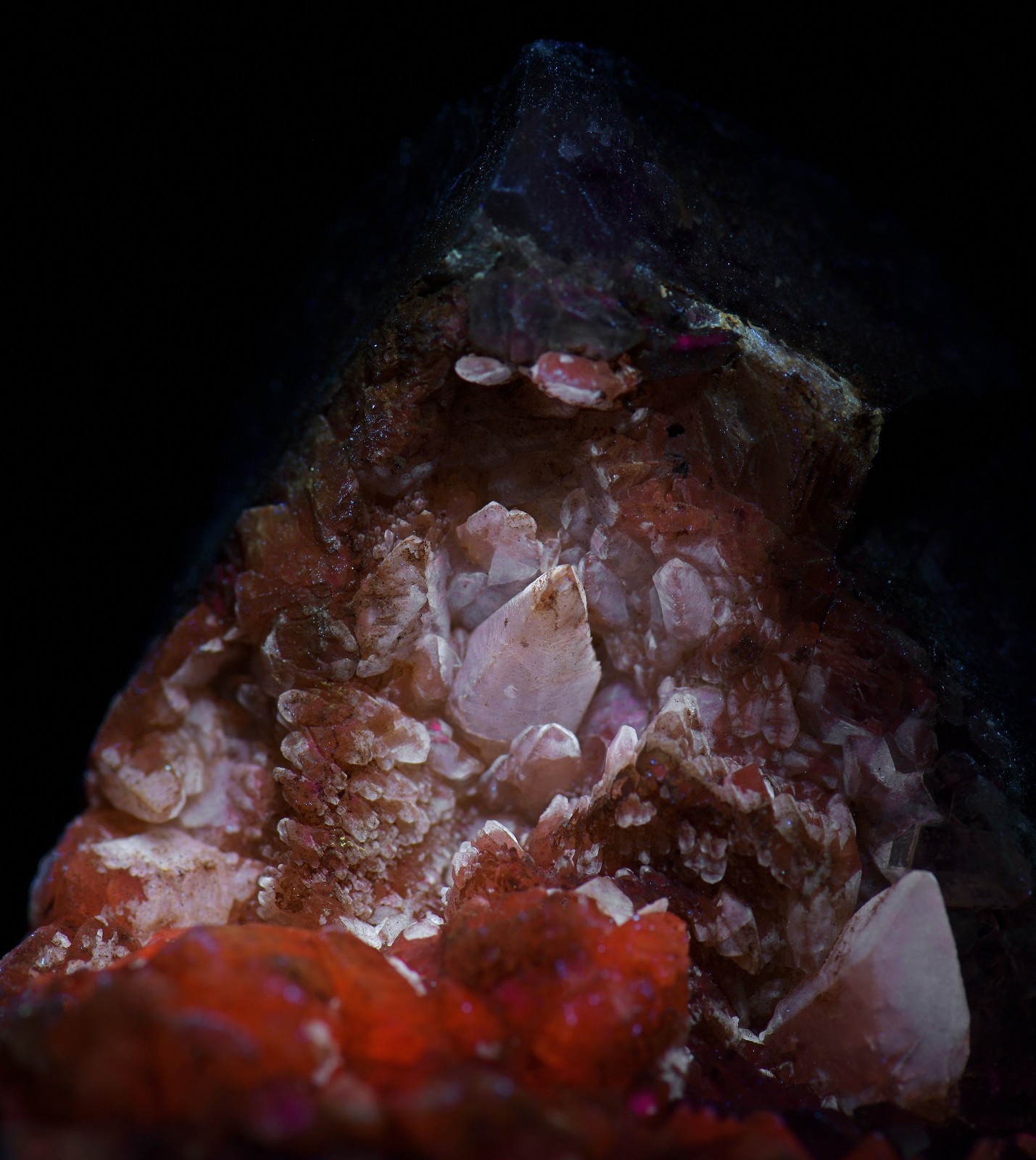 Excellent Amethyst and Calcite crystal Agate Geode, Fluorescent. 312 grams.