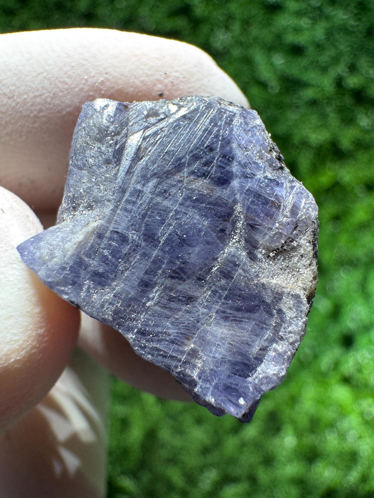 TANZANITE Crystal with COLOR CHANGE under / N661