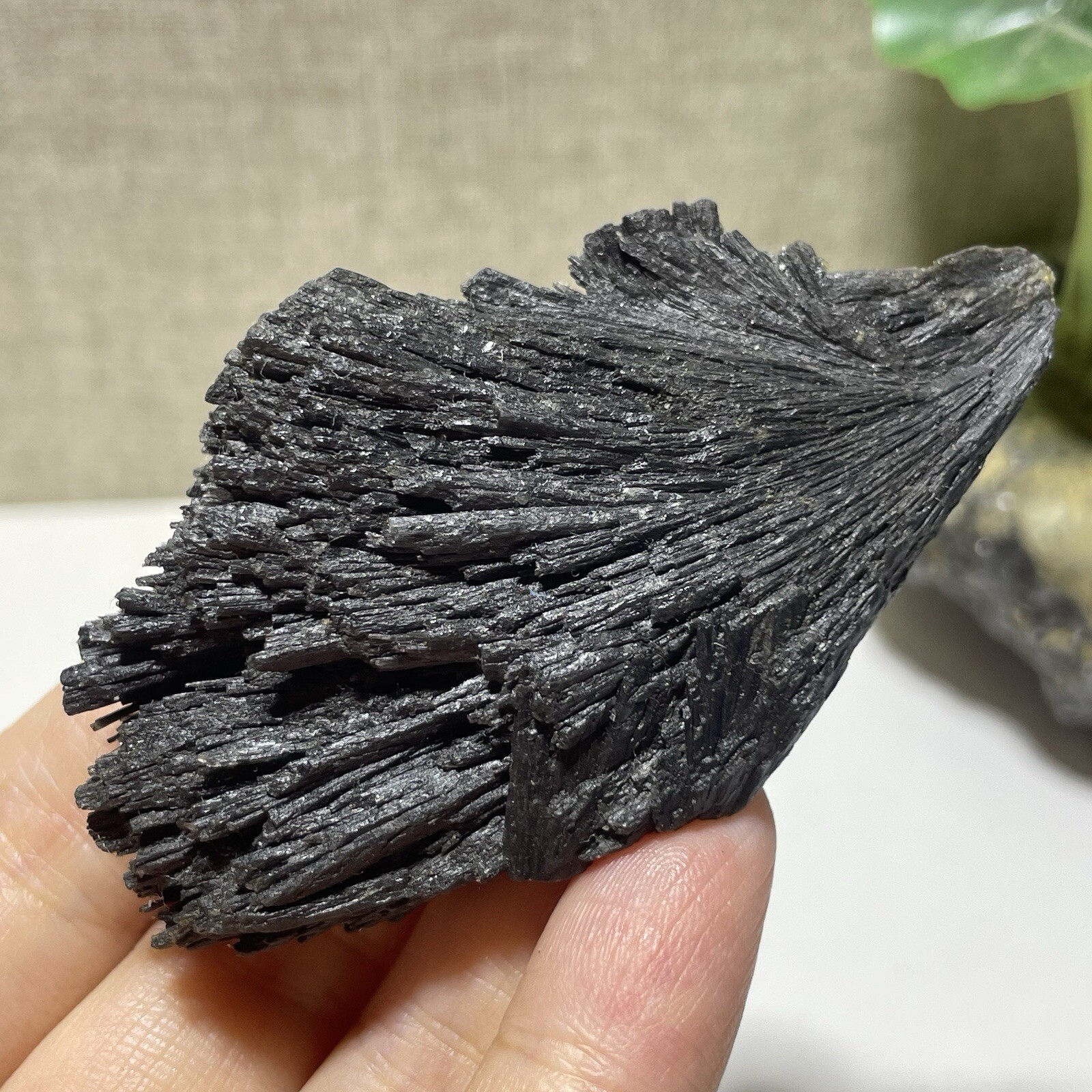 Natural Irregular natural black crystal cluster mineral specimen（dian qishi）63g