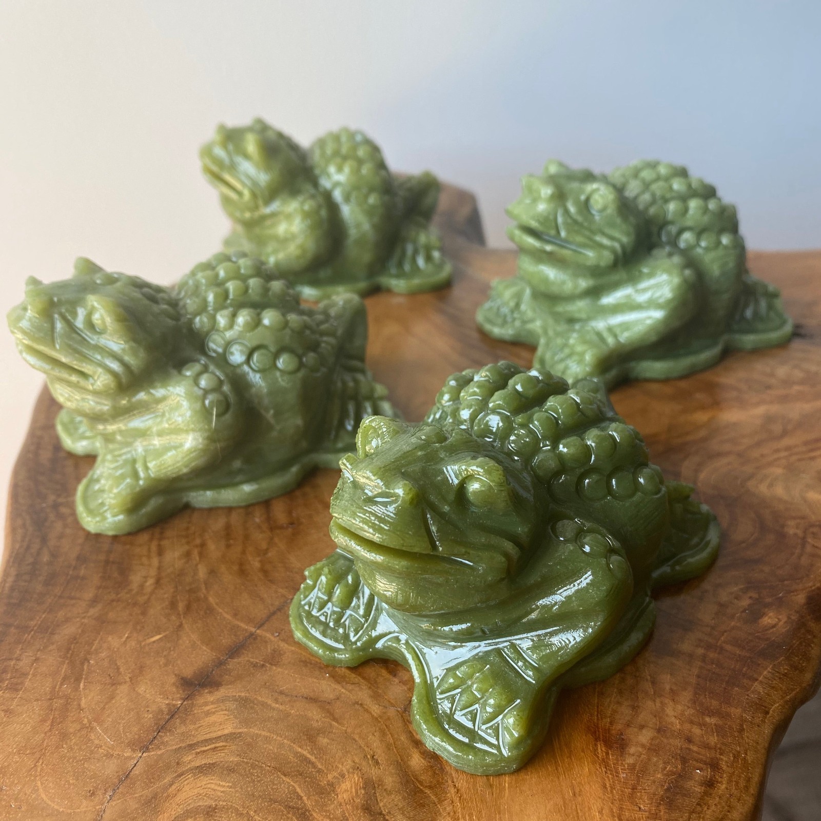 Xiu Jade Crystal Money Frog Three-Legged Toad Feng Shui Coin Holder 3in 12oz