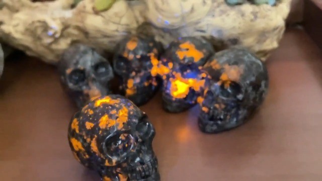 Natural Yooperlite Stone Skull Sculpture 2″ UV-Reactive Quartz Halloween Decor,