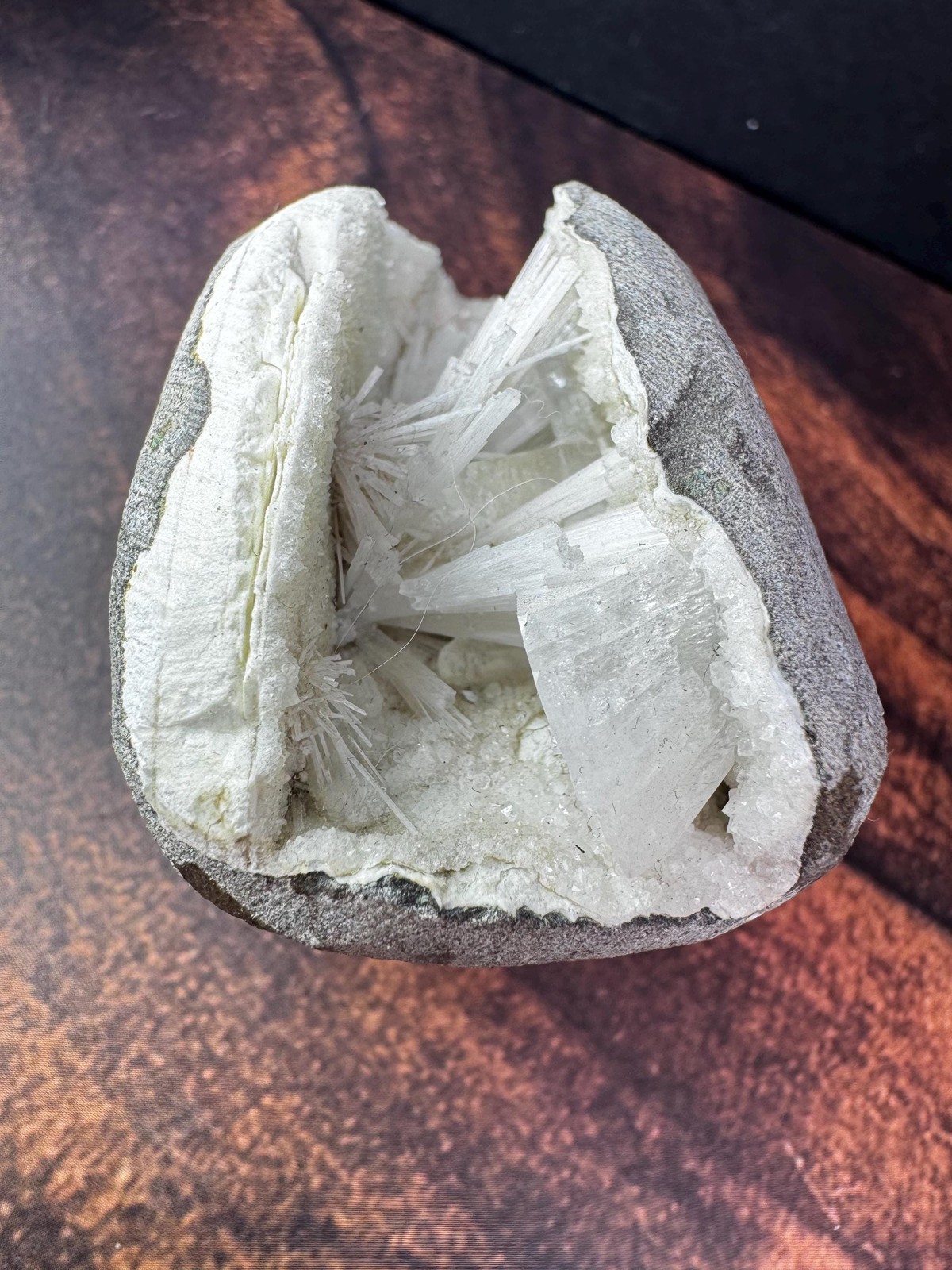 White Spray Scolecite w Crystalized Quartz geode from India – 141g