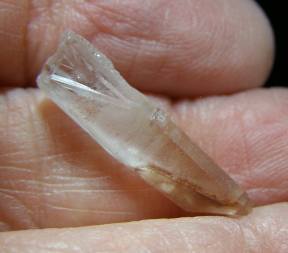 VERY SMALL NATURAL LITHIUM QUARTZ CRYSTAL POINT 2.1 x 0.5 x 0.5 cms 0.96 gm #F