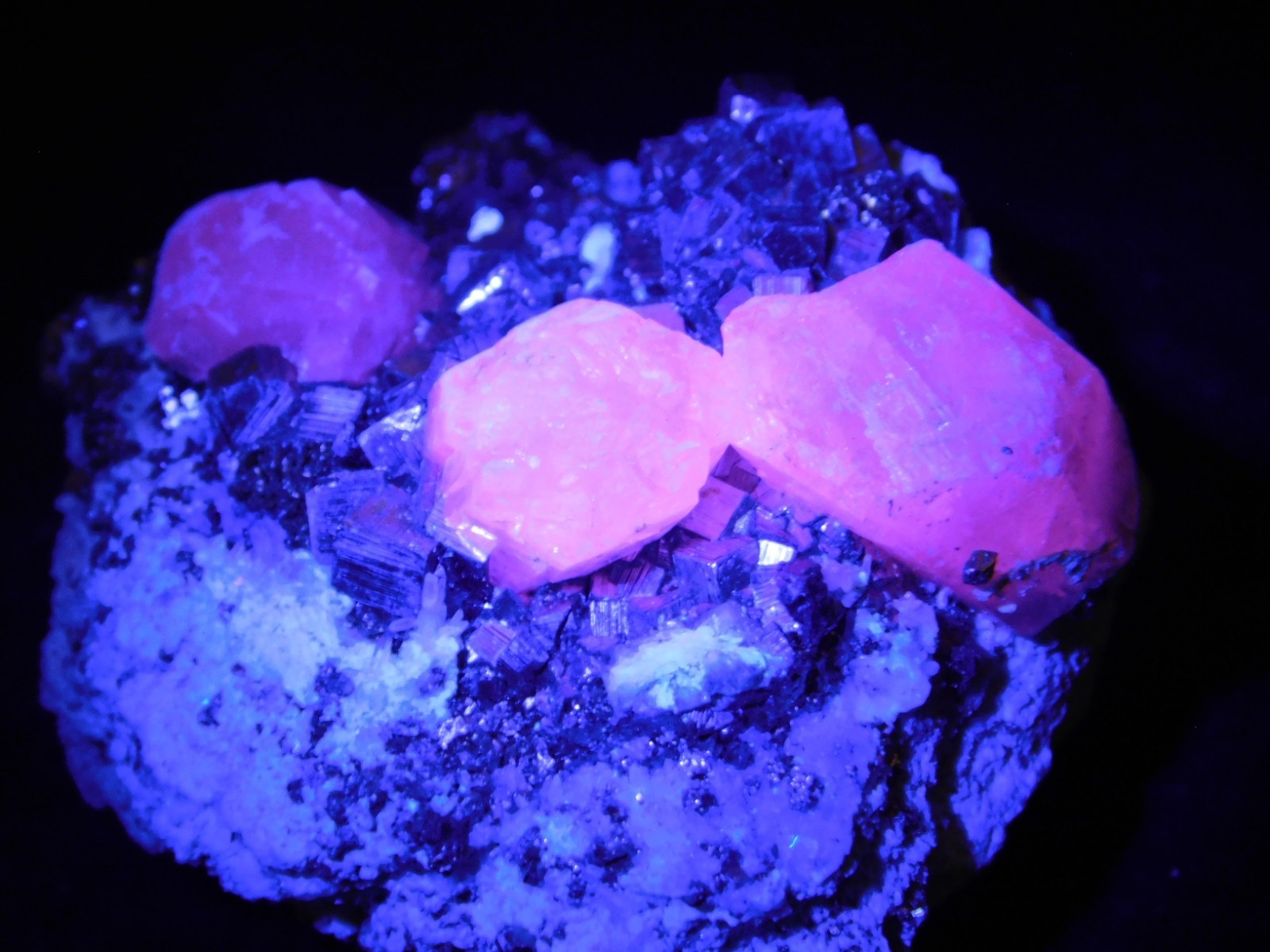FLUORESCENT Calcite Crystal Cluster with PYRITE Crystal CUBES! Peru 196gr