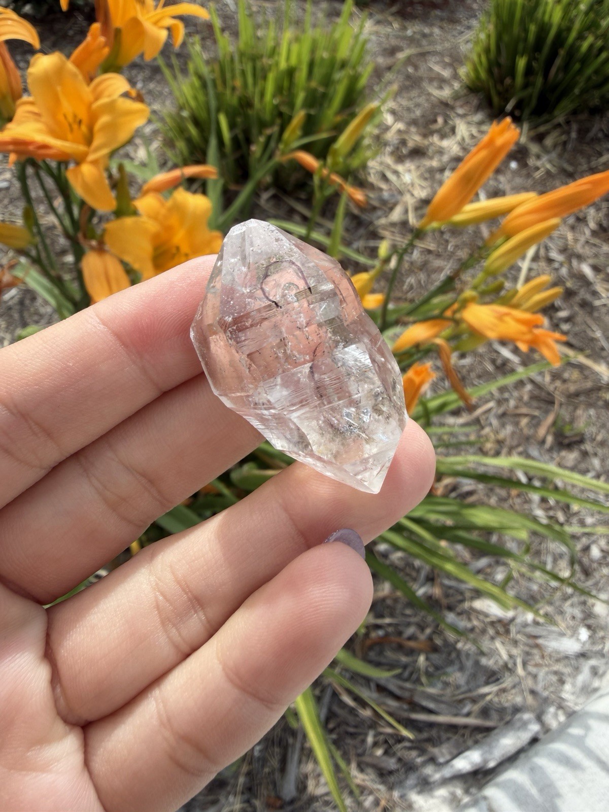 Natural Enhydro Quartz w/ Moving Bubble &/or Carbon/Black Inclusions,A469