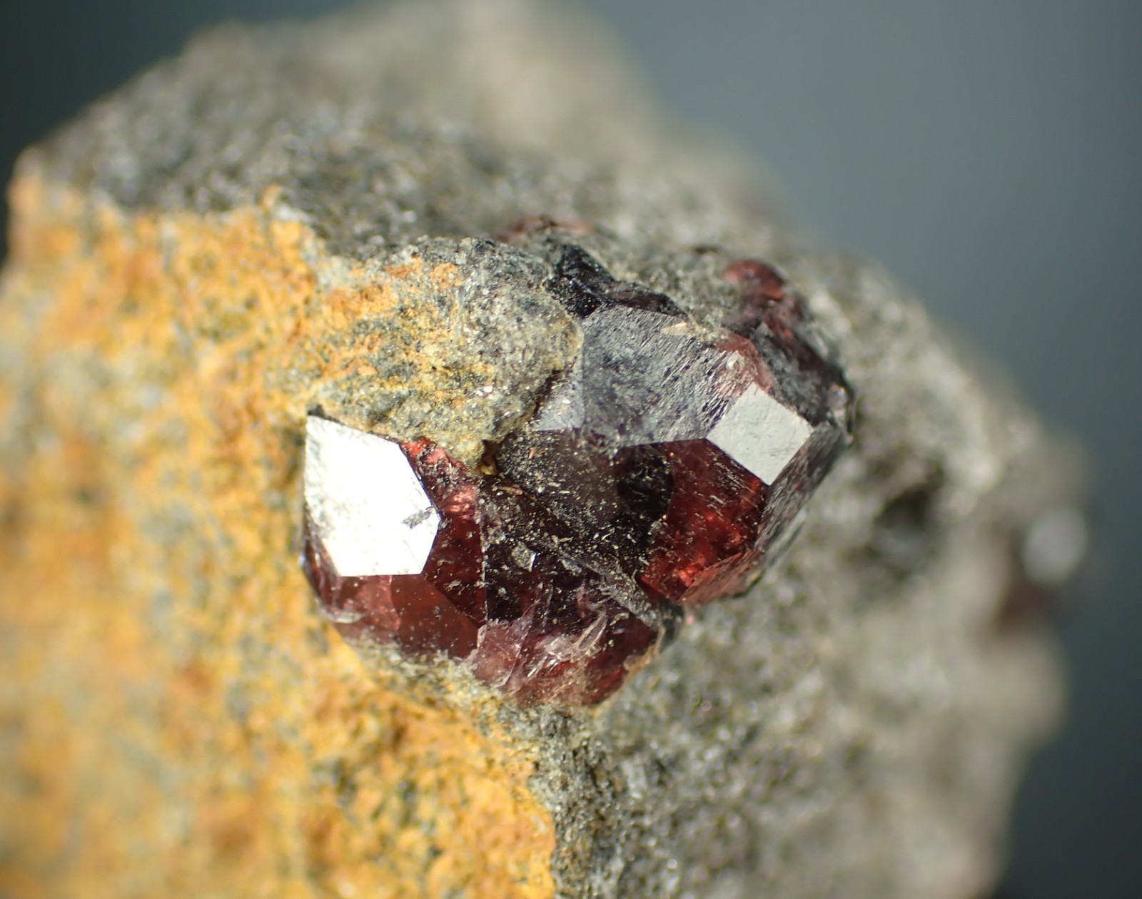 GARNET var ALMANDINE crystals on matrix 6,5 x 4,0 x 3,5 cm Alaska, U.S. 1082N