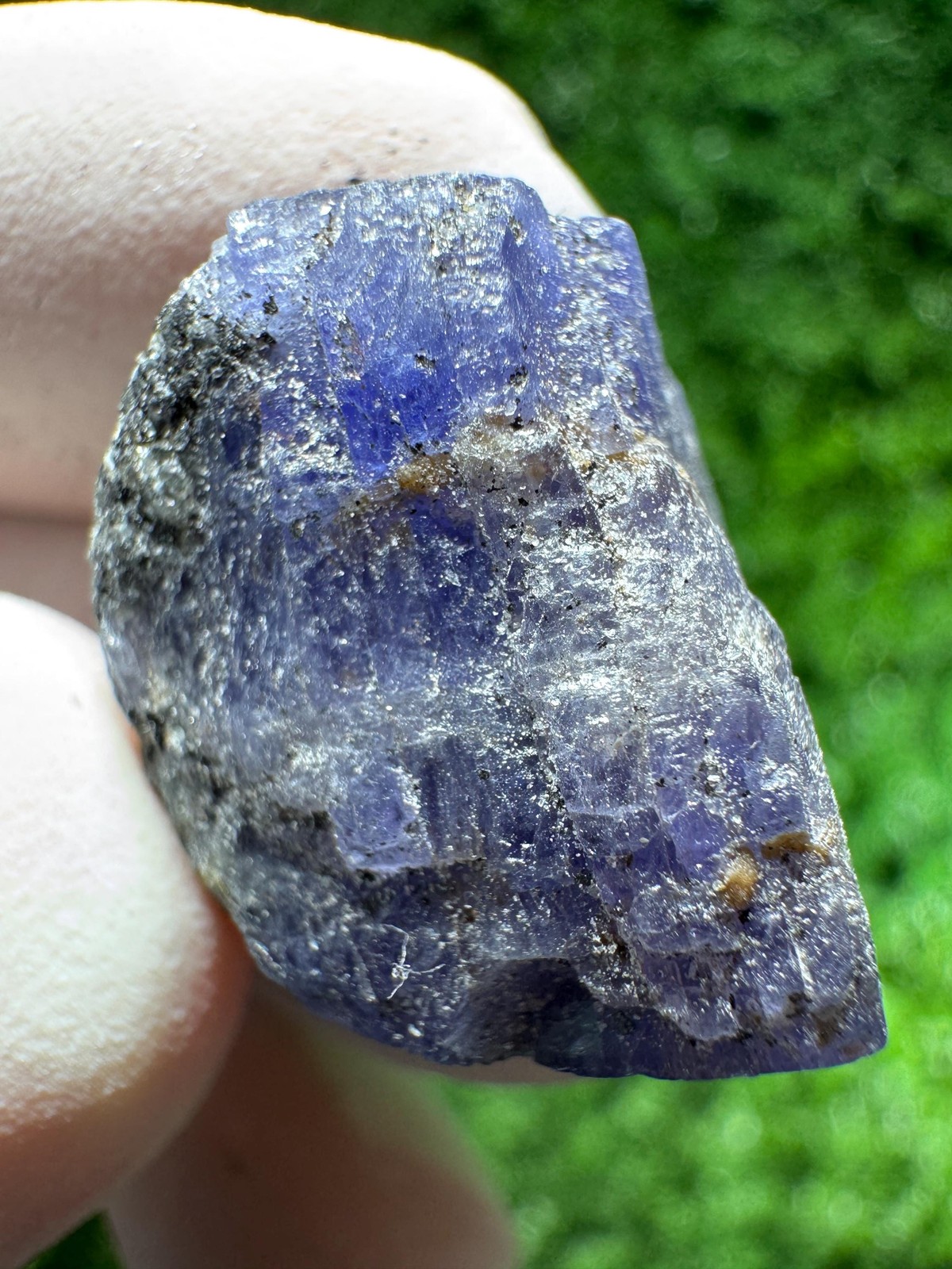 TANZANITE Crystal with COLOR CHANGE under / N661