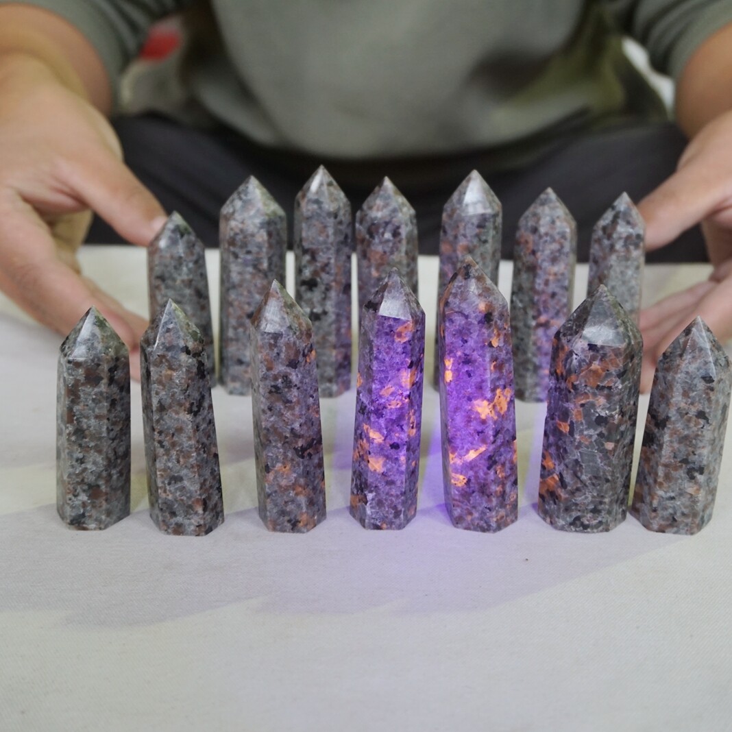 2.2LB 12Pcs Yooperlite Fire Stone Crystal Tower Flashing Flame Under Ultraviolet