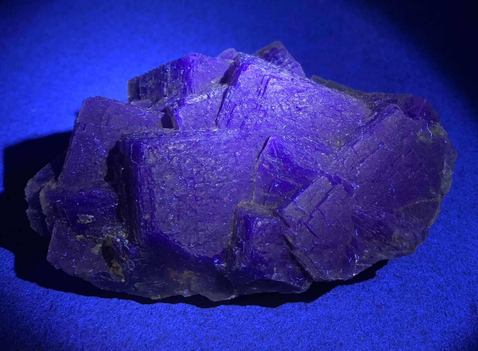 1.3LB NATURAL CUBIC UV REACTIVE FLUORITE CRYSTAL MINERAL SPECIMEN COLOR CHANGE.