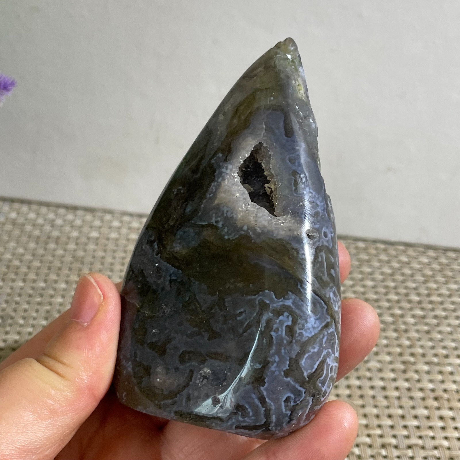 Natural and Beautiful Aquatic Agate Crystal Rough Stone Specimen 193g h2717