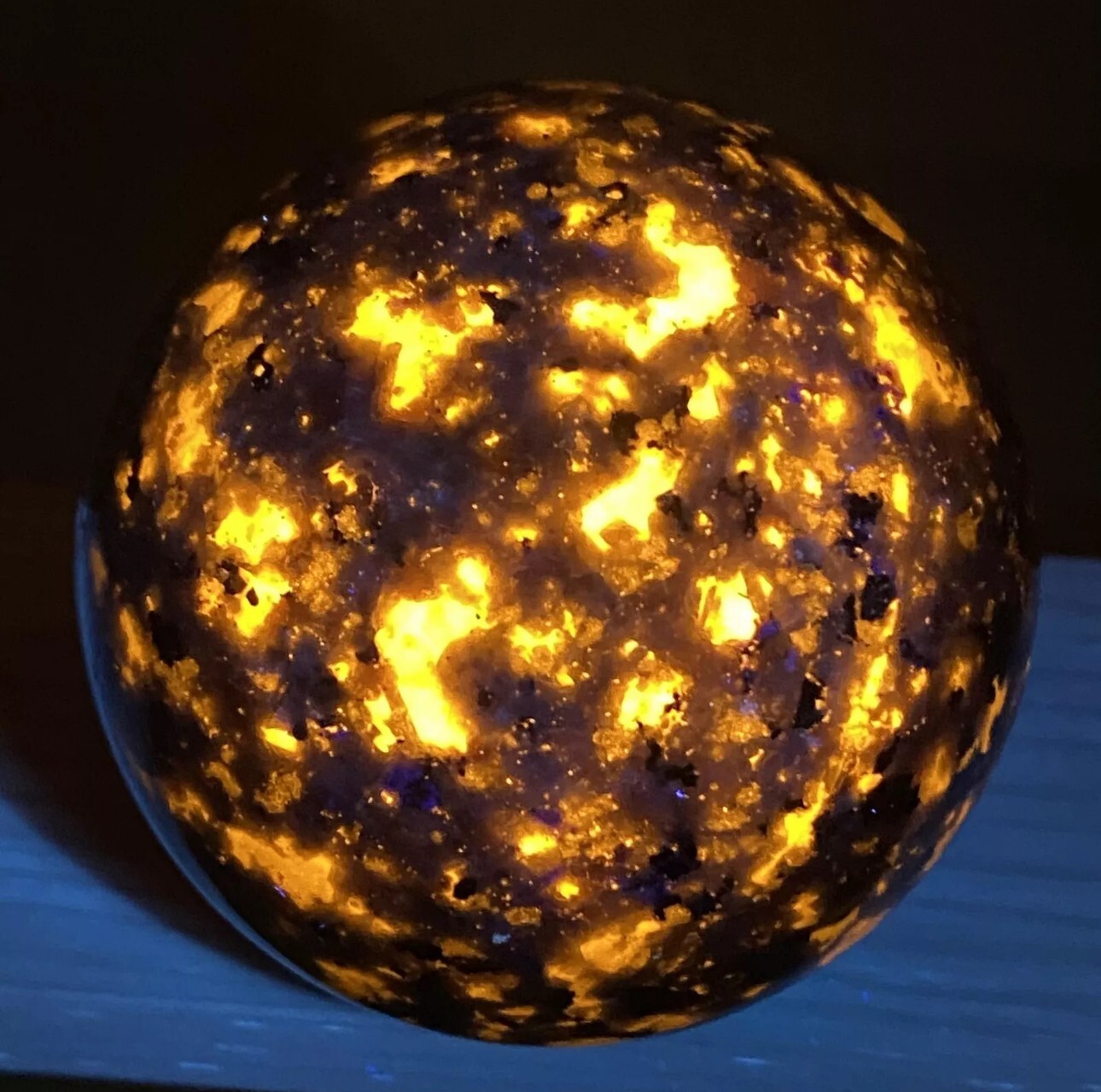 2025NEW Yooperlite Stone UV Reactive Sodalite Gemstone Home Decor Collector Gift