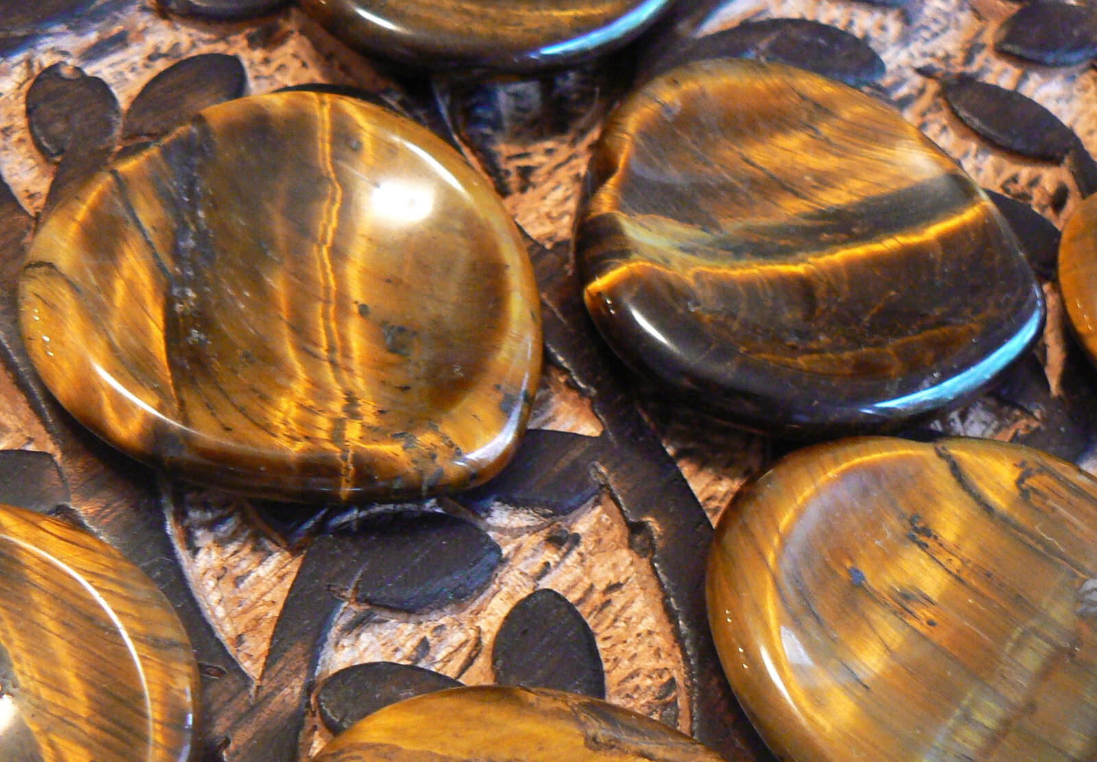 ONE CHATOYANT Tiger Eye Heart Worry Palm Stone ROOT CHAKRA SACRAL SOLAR PLEXUS