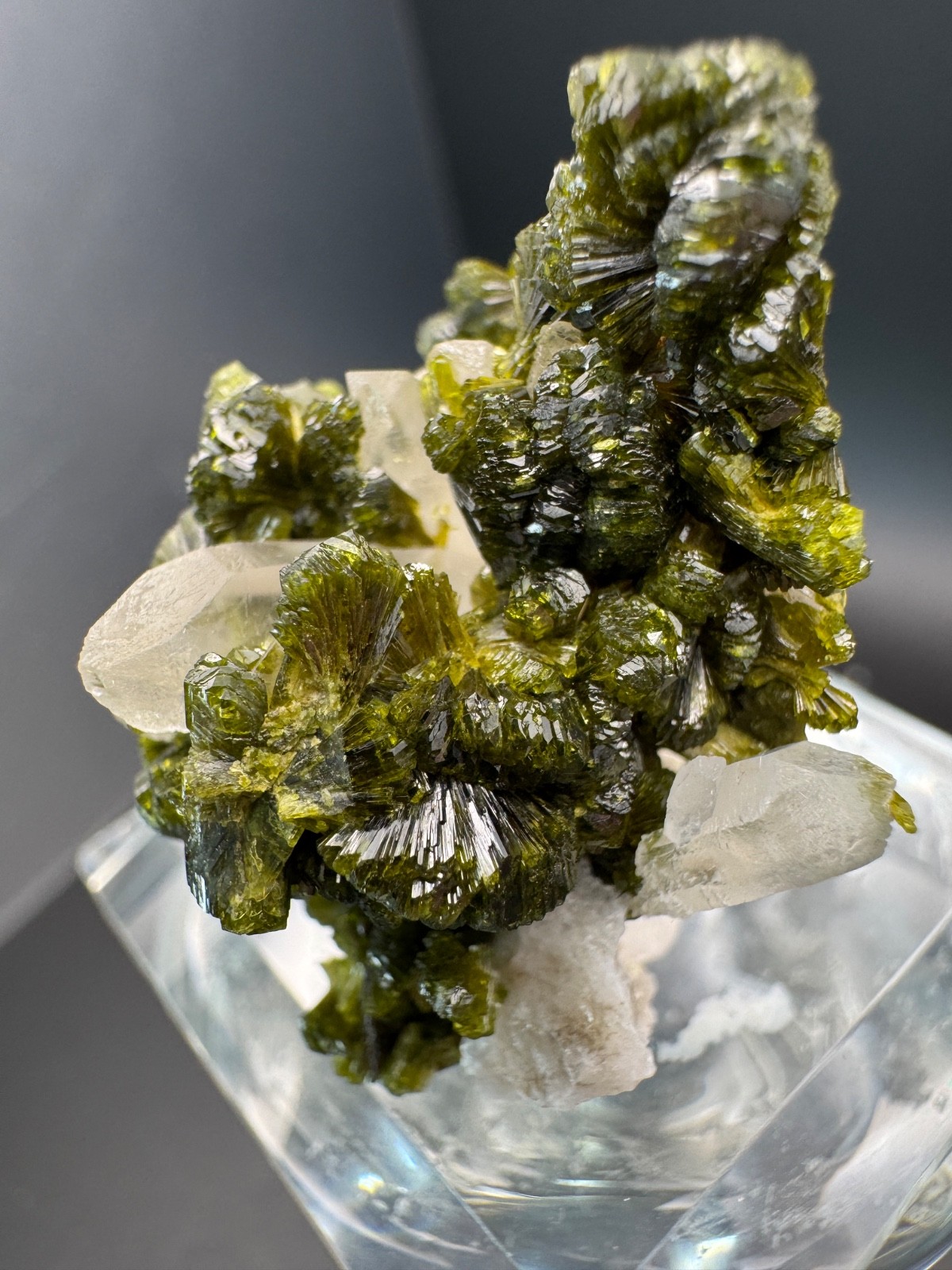6804 High Quality Gemmy and Bright Green Epidote on Quartz in Perky 15g Morocco