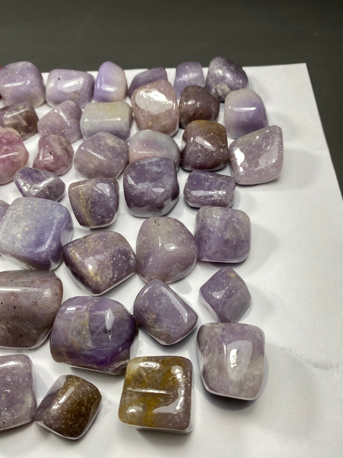“Balochistan Lepidolite Masterpiece: 1520g Exquisite High-Polish Tumbled Stone”