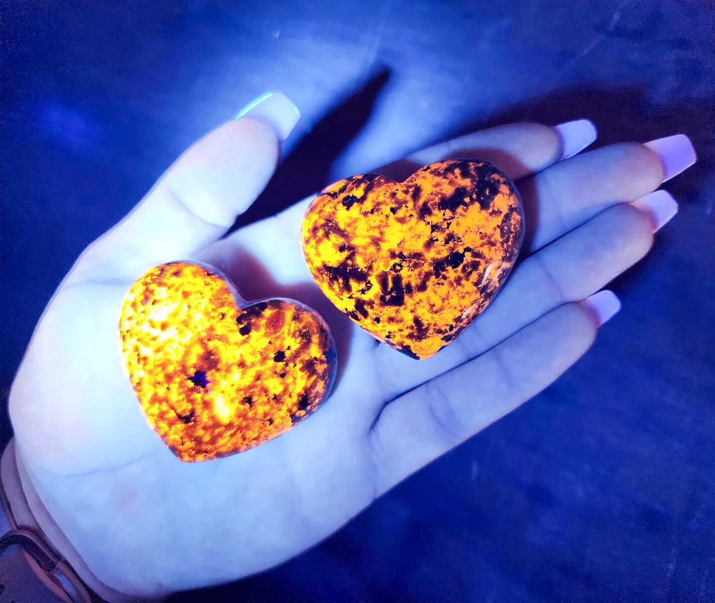 5cm Natural Yooperlite Heart Flame Stone Pocket Rocks UV Reactive Reiki Crystal