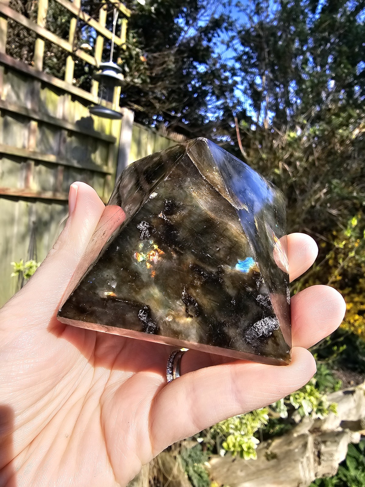 ✨️SALE✨️ labradorite crystal Pyramid Blue Flash Lab 6.8cm Base, 4cm Tall 243g