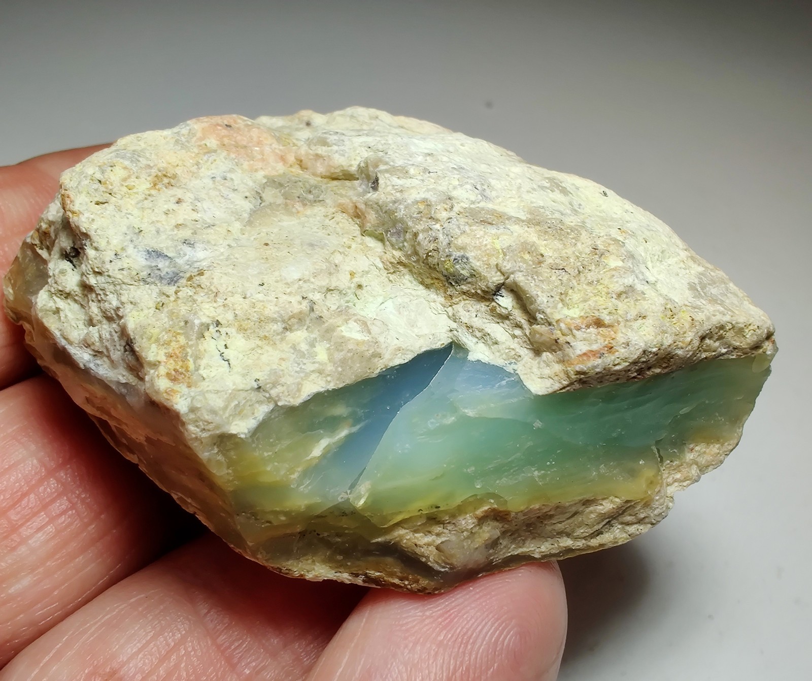 Green and blue Opal specimen, fluorescent. Southern Peru. 76 grams.