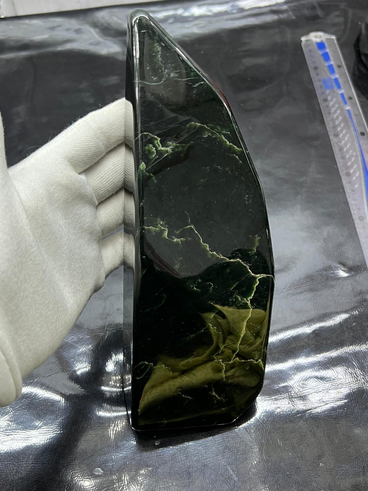 1.9kg Nephrite Jade Polished Stone Natural Green Crystal Mineral Specimen.