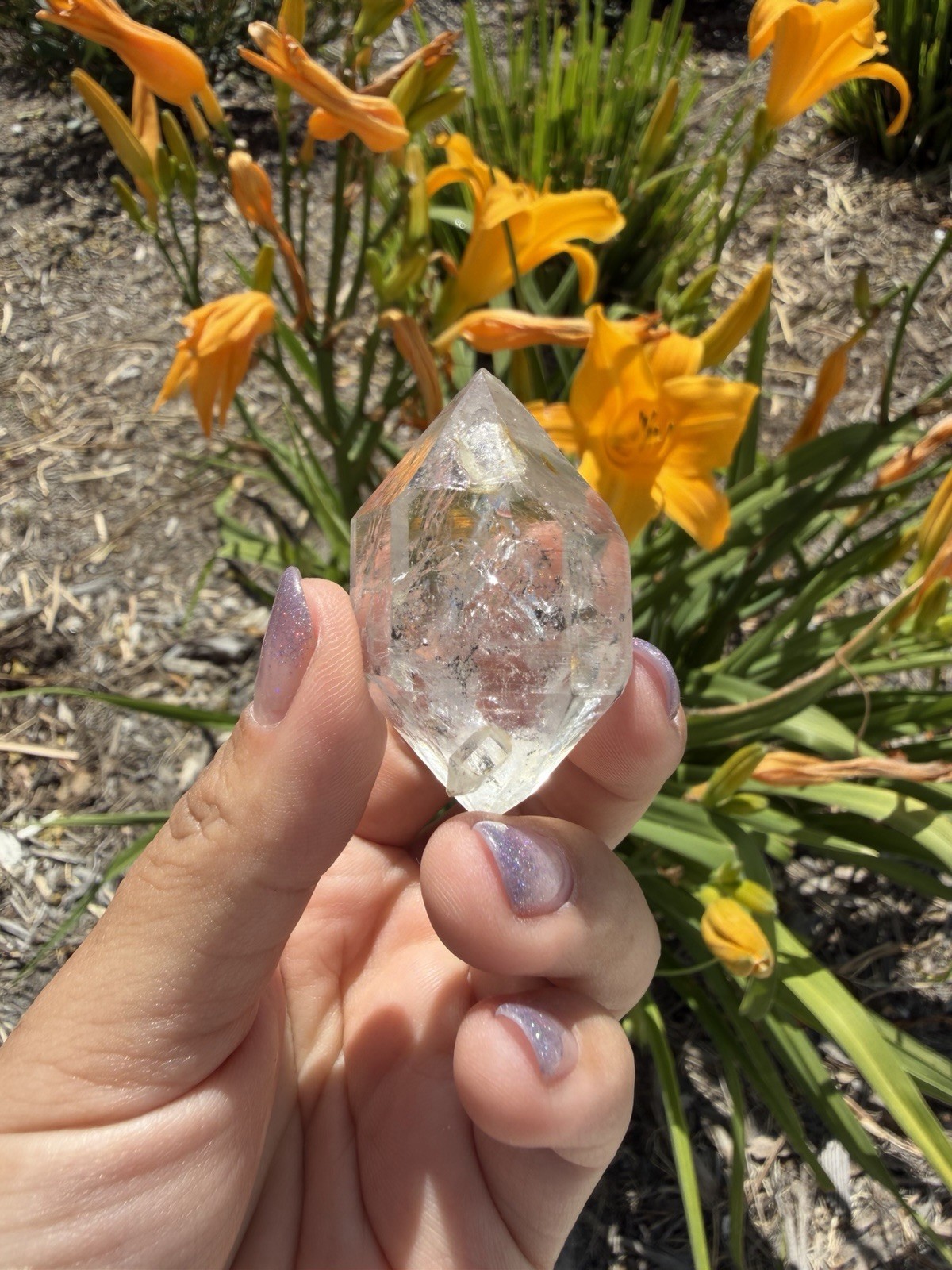 Natural Enhydro Quartz w/ Moving Bubble &/or Carbon/Black Inclusions,A484