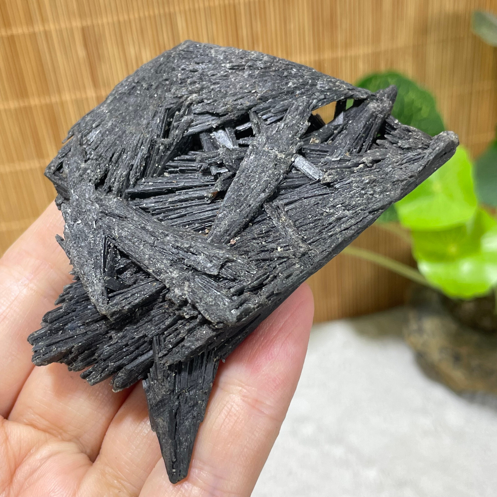 80g Natural Irregular natural black crystal cluster mineral specimen（dian qishi）