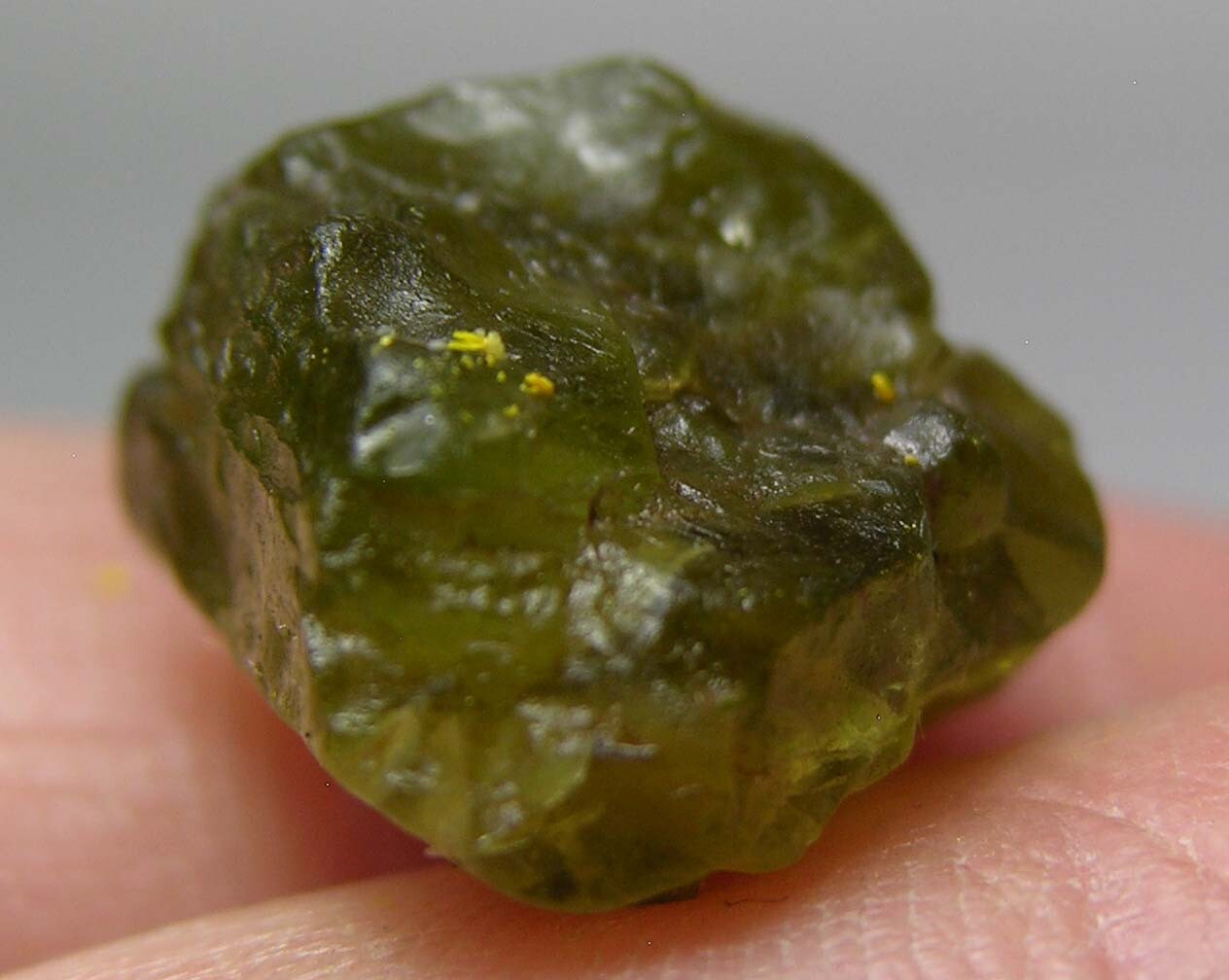 13.65ct Vietnam Dac Lak 100% Natural Rough Peridot Crystal Specimen 17mm 2.70g