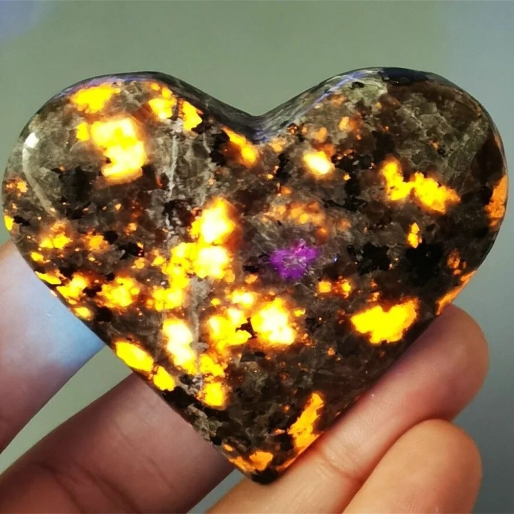 Natural Yooperlite Heart Tumbled Stone UV Light Glow Reactive Sodalite Gemstone