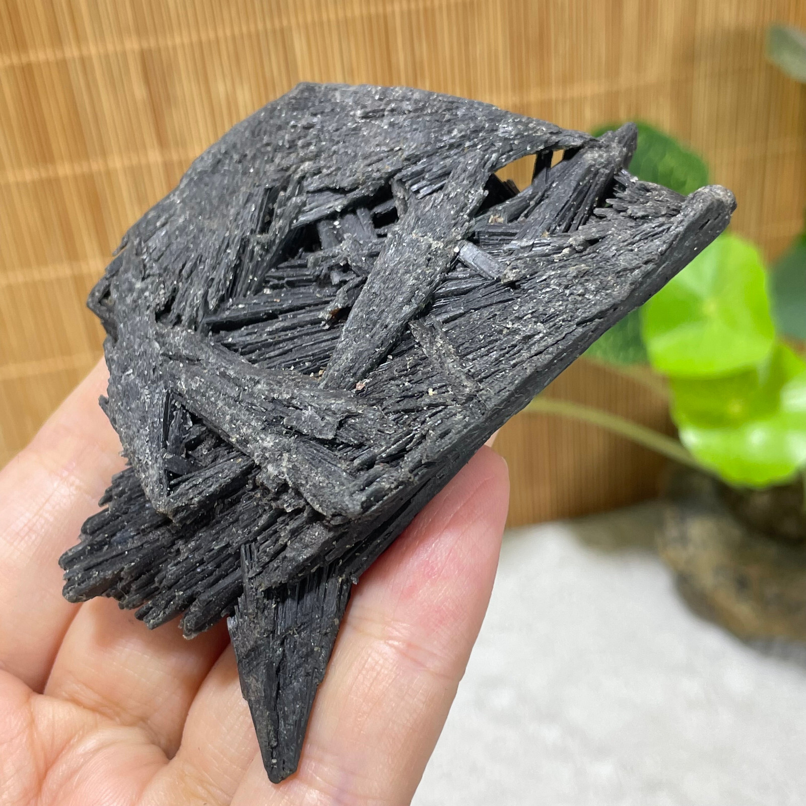 80g Natural Irregular natural black crystal cluster mineral specimen（dian qishi）
