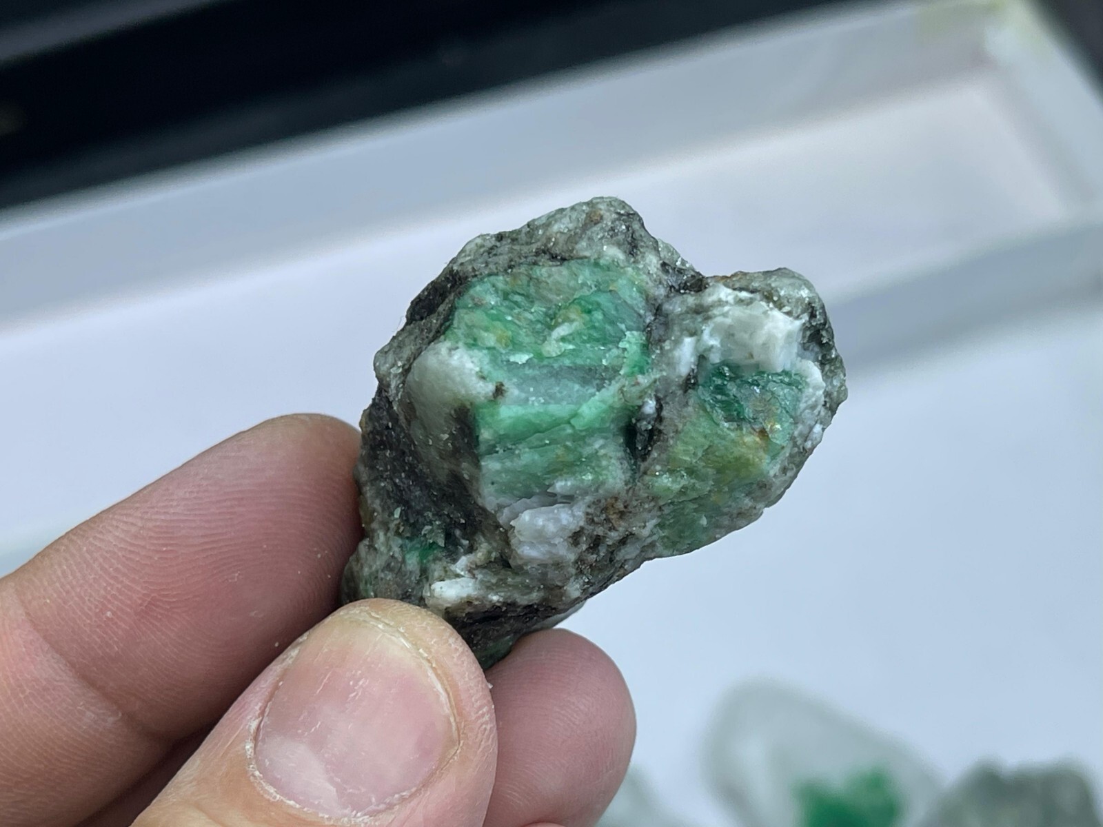 Natural rare vivid green emerald in Quartz matrix mineral specimens 16 pieces…