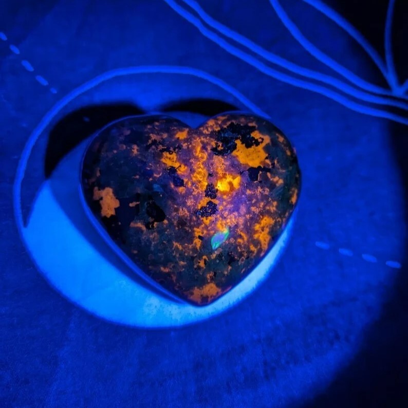 Yooperlite 5CM Large Heart Palm Glowing Stone Healing Decoration Collection Gift