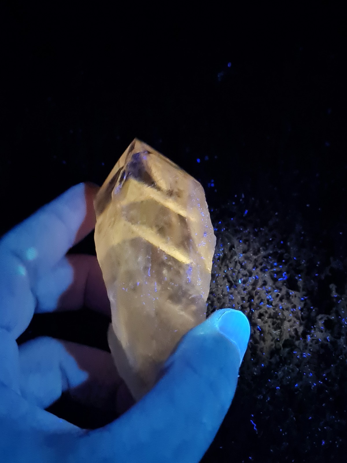 Powellite Amethyst Rough Point Wand From Bahia, Brazil, Uv-reactive, 69g