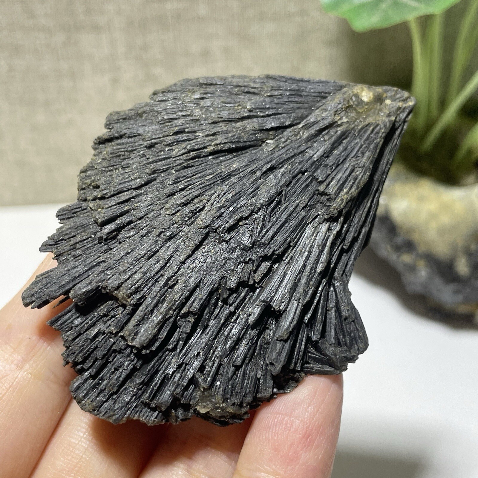Natural Irregular natural black crystal cluster mineral specimen（dian qishi）71g