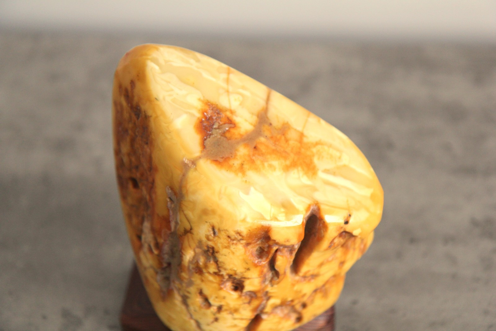 HUGE Baltic butterscotch Amber – 1025 G – Exceptional specimen with TIGER LINES