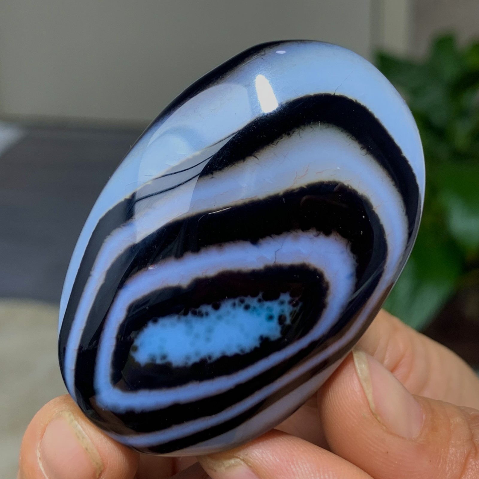 71G Natural black striped agate crystal carving oval-shaped Madagascar mineral