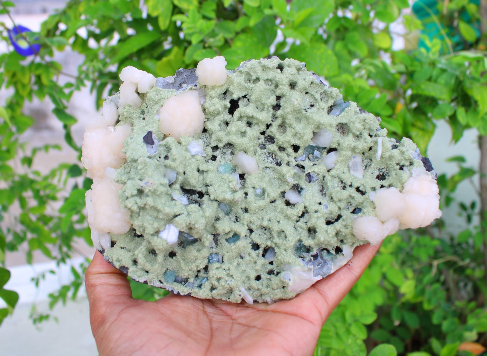 STILBITE FORMAT ON GREEN MATRIX NATURAL MINERALS SPECIMEN