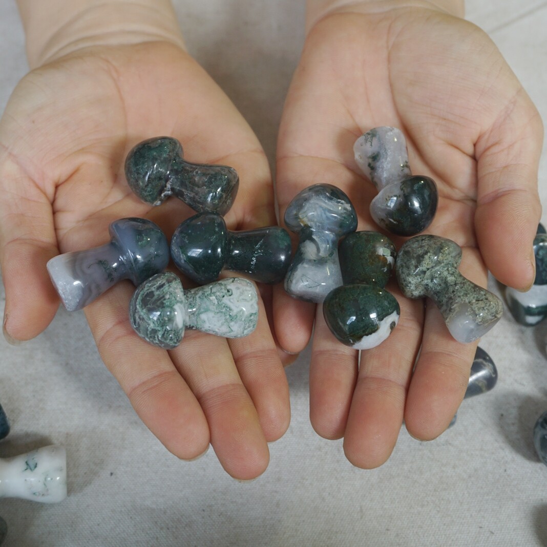 1kg 50 Natural Moss Agate Carnelian Crystal Mushroom Carving Palm Healing 35mm