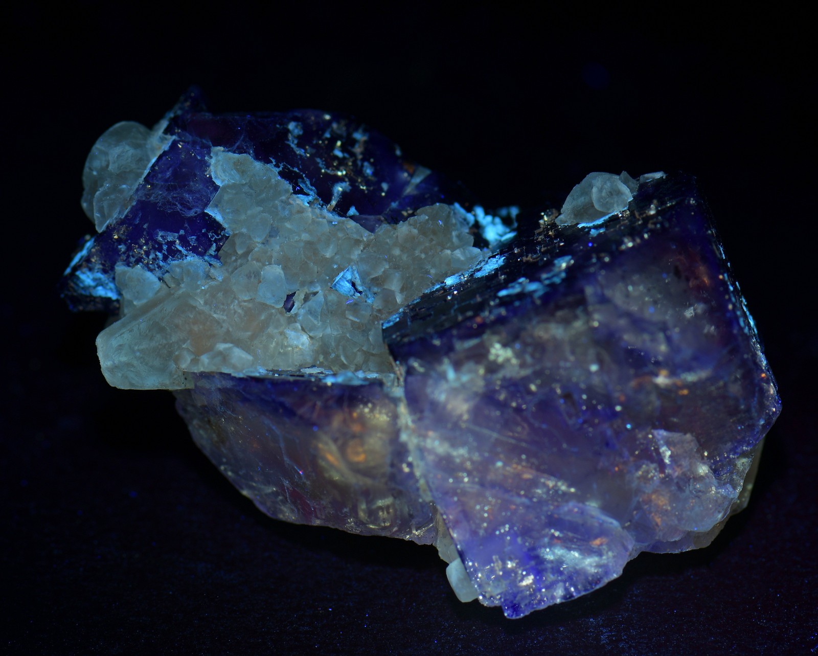 Fluorite crystals with Calcite, fluorescent. Muzquiz, Mexico. 76 grams.