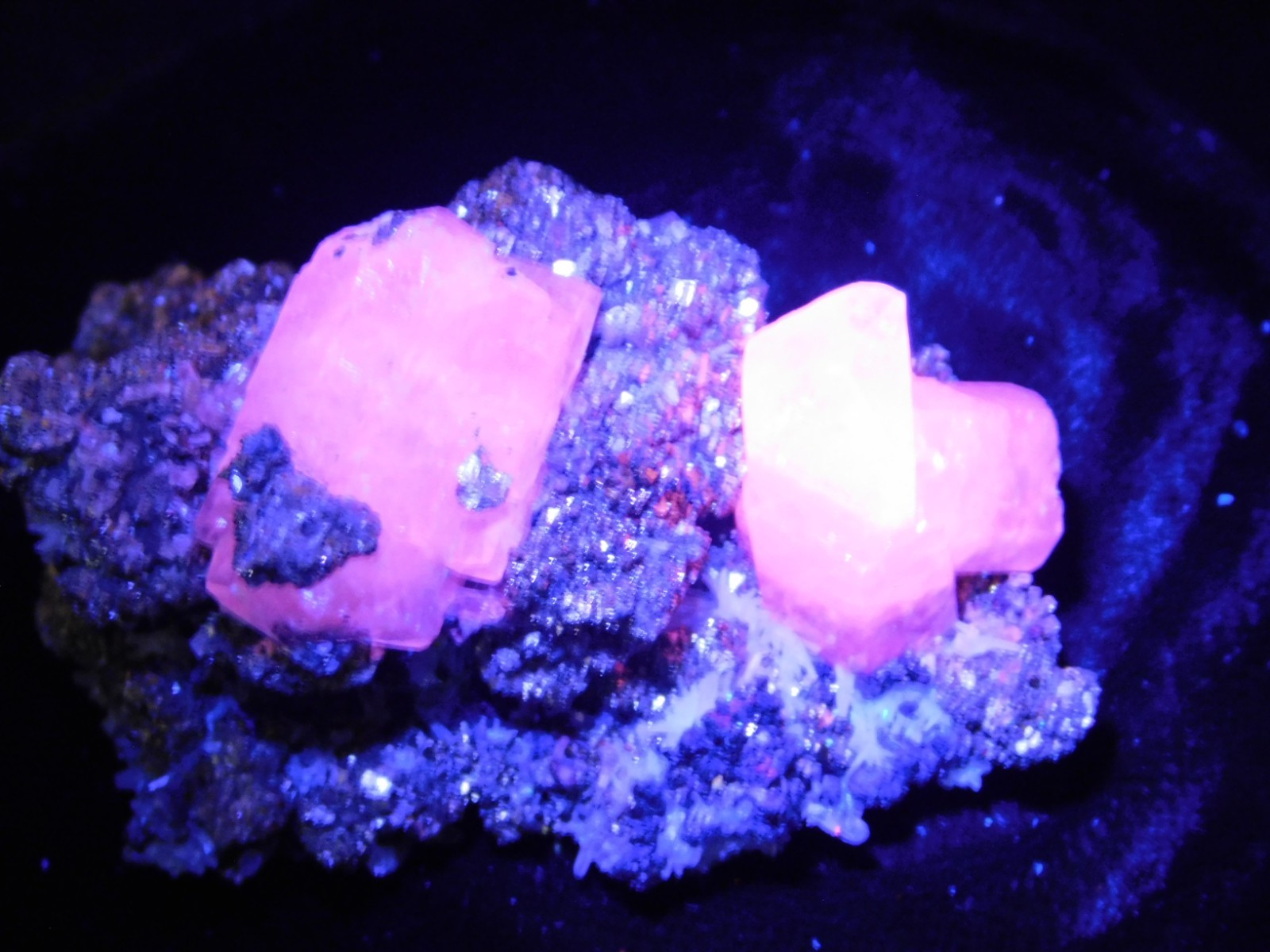 FLUORESCENT Calcite Crystal Cluster with Druzy Pyrite Crystals Peru 161gr