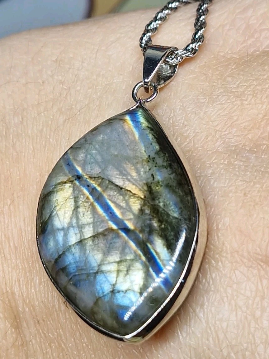 Lovely Labradorite Crystal 3.5cm Pendant On Stainless Steel Twist Chain