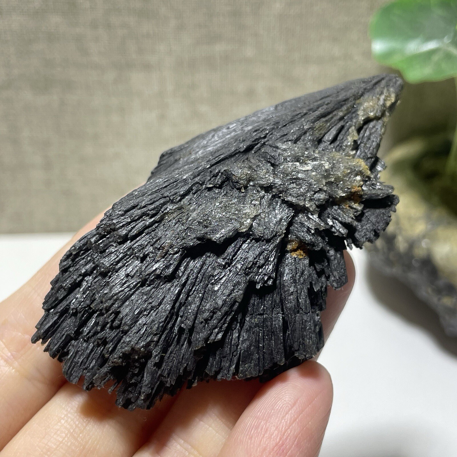 Natural Irregular natural black crystal cluster mineral specimen（dian qishi）63g