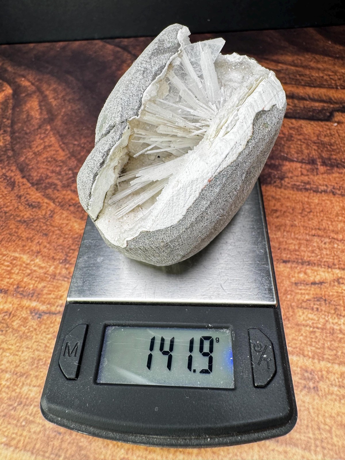 White Spray Scolecite w Crystalized Quartz geode from India – 141g