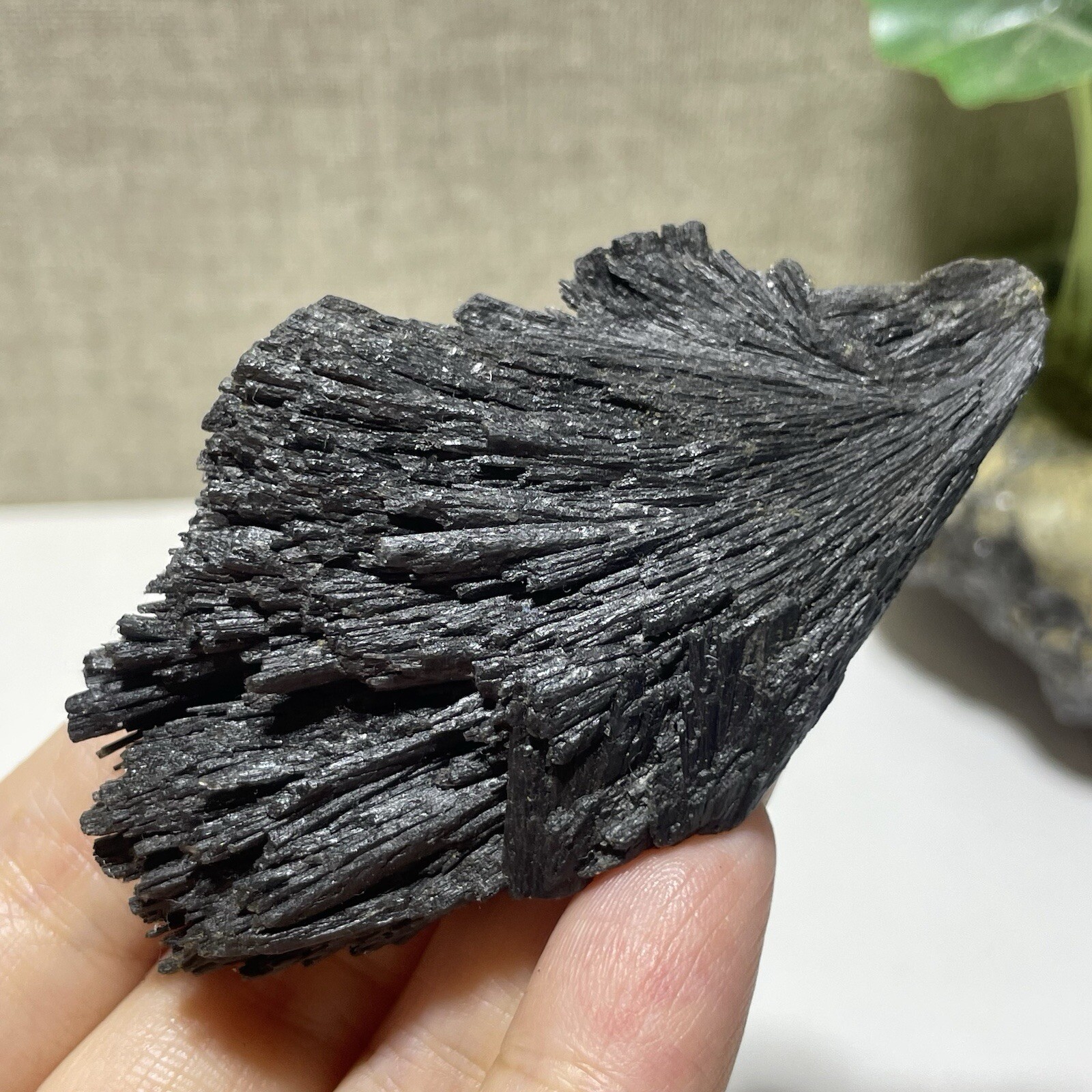 Natural Irregular natural black crystal cluster mineral specimen（dian qishi）63g