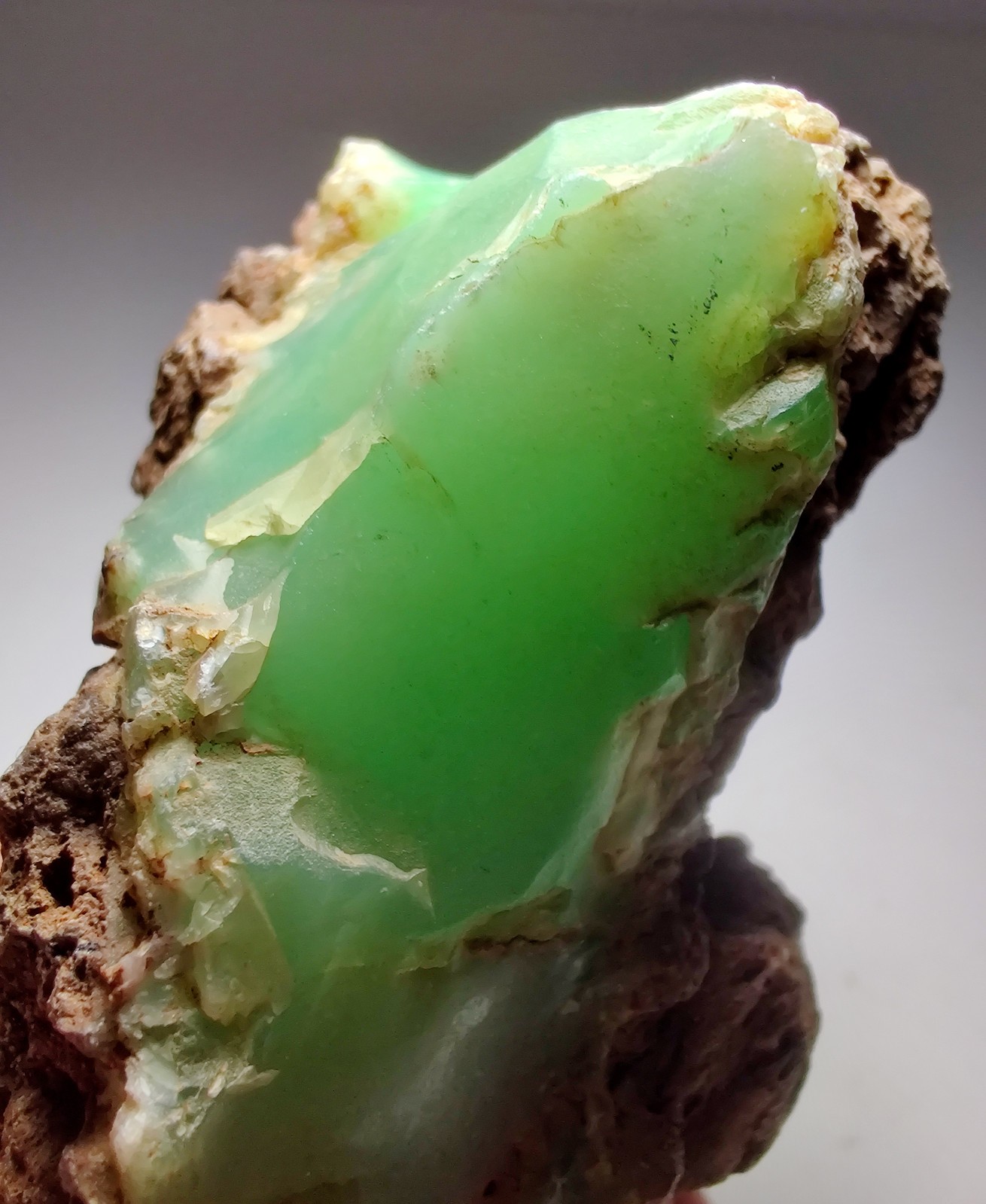 Excellent translucent Chrysoprase in matrix. Haneti-Itiso, Tanzania. 190 grams.