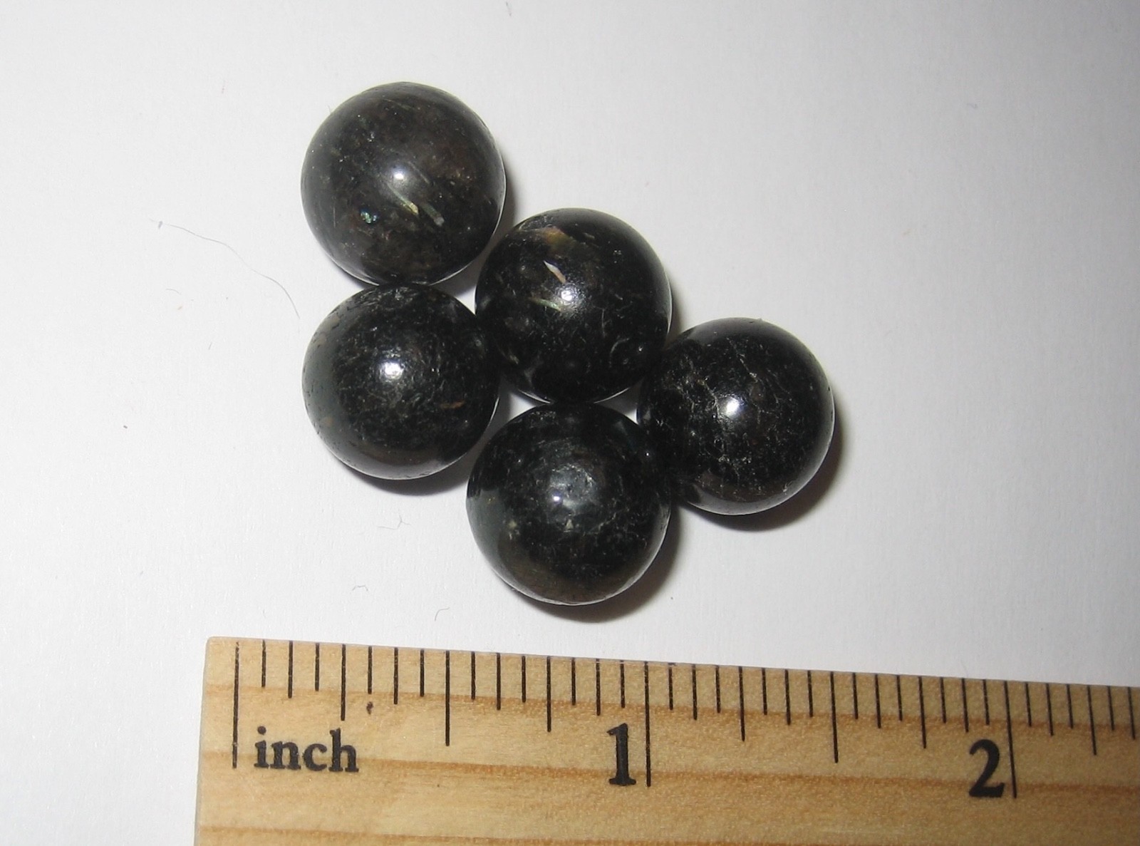 5 POLISHED 12mm AUTHENTIC NUUMMITE STONE MINERAL DRILLED BEADS GREENLAND 14g *2