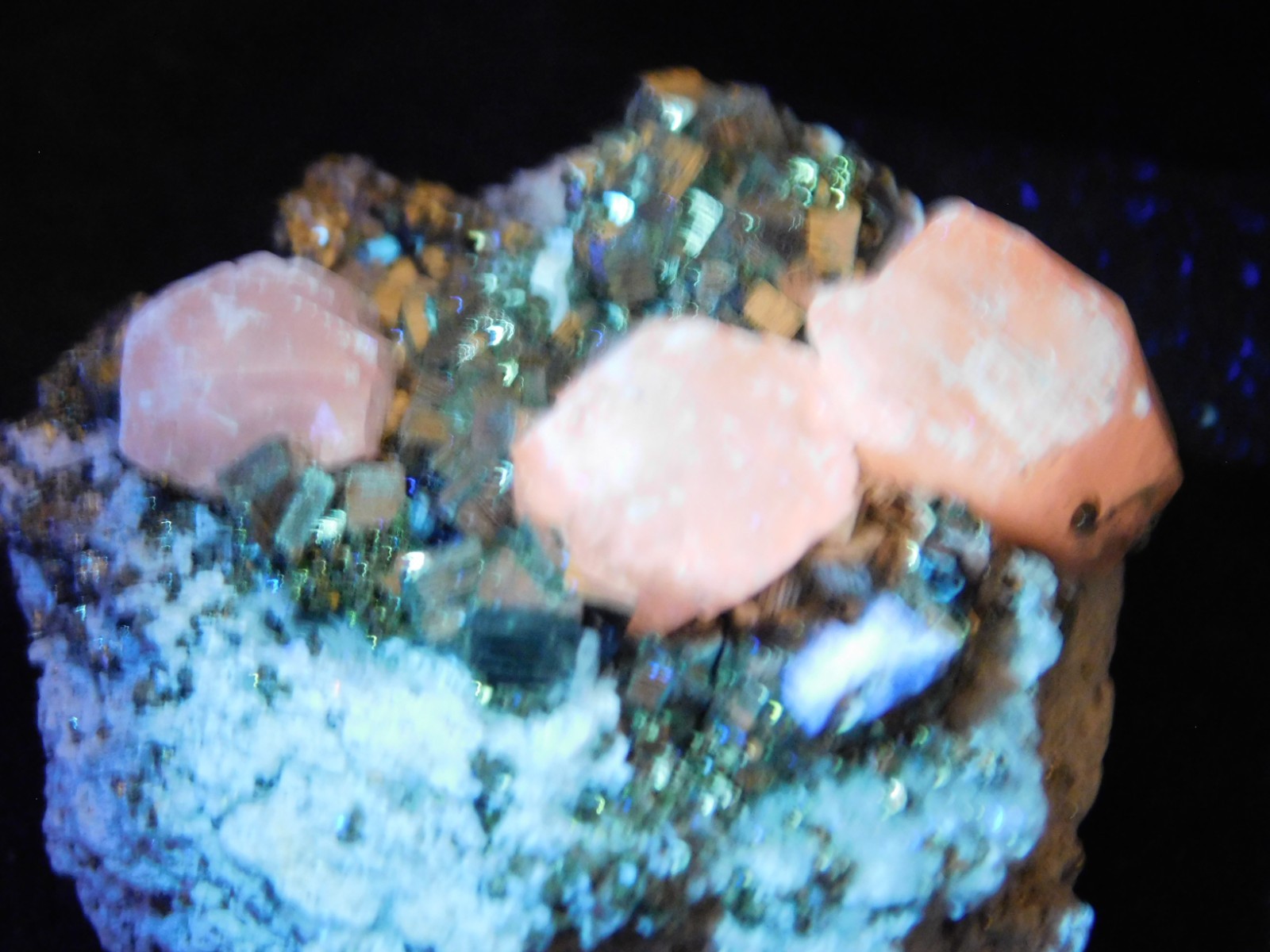 FLUORESCENT Calcite Crystal Cluster with PYRITE Crystal CUBES! Peru 196gr