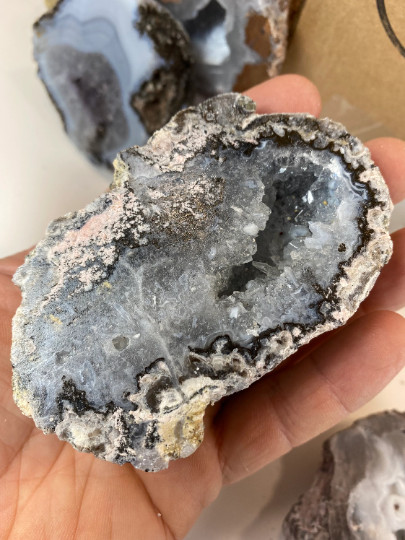 Deluxe Gift Pack – 10 Break Your Own Quartz Geodes Plus 5 Sliced Geode Halves