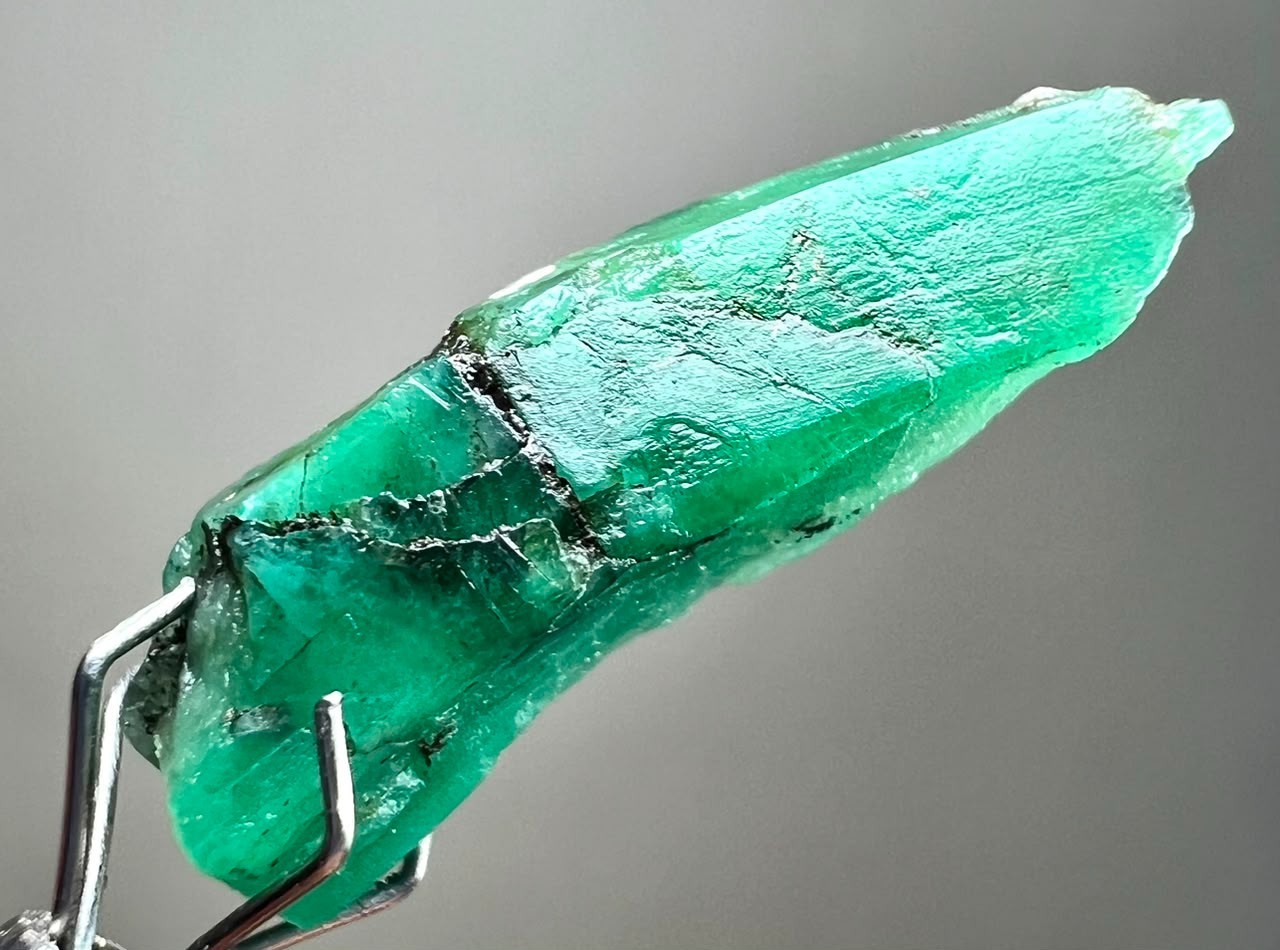 10CT, Natural Top Green Emerald Long Crystal From Panjshir Afghanistan