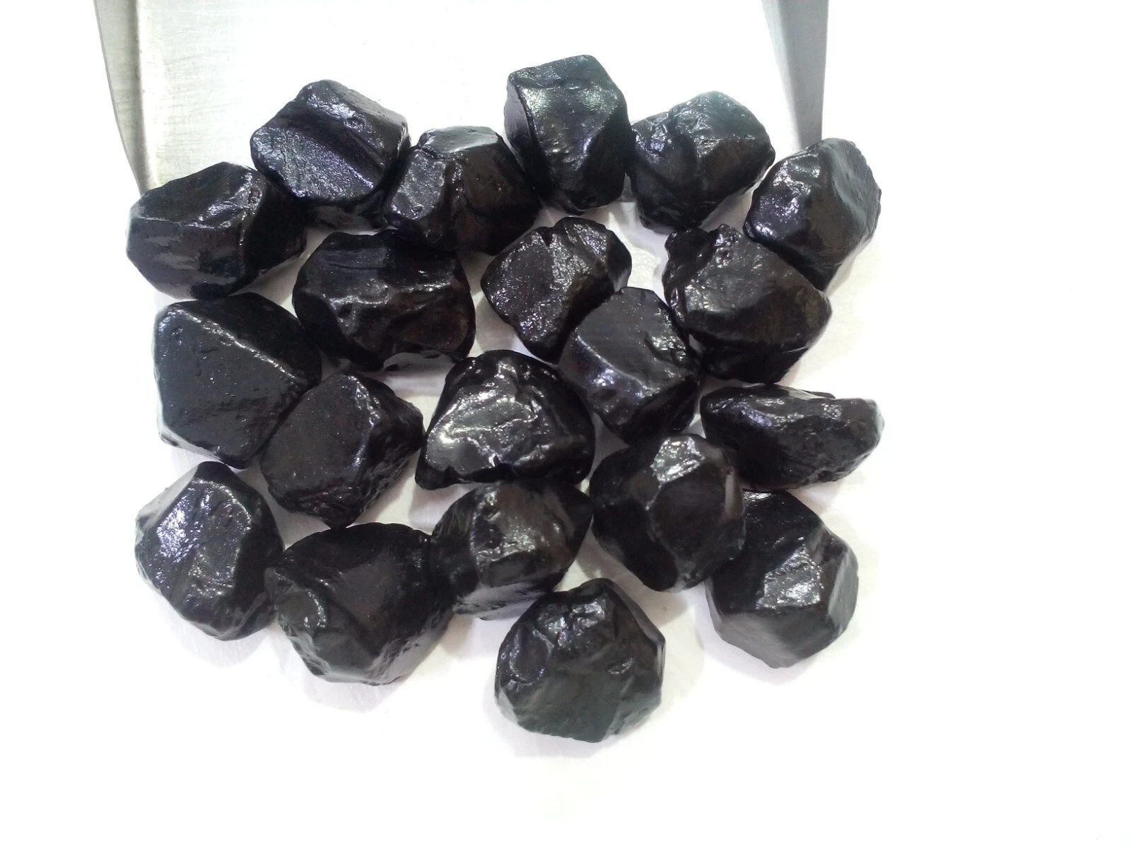 Awesome Black Spinal Raw 5 Piece Size 16-20 MM Spinal Rough Gemstone Jewelry