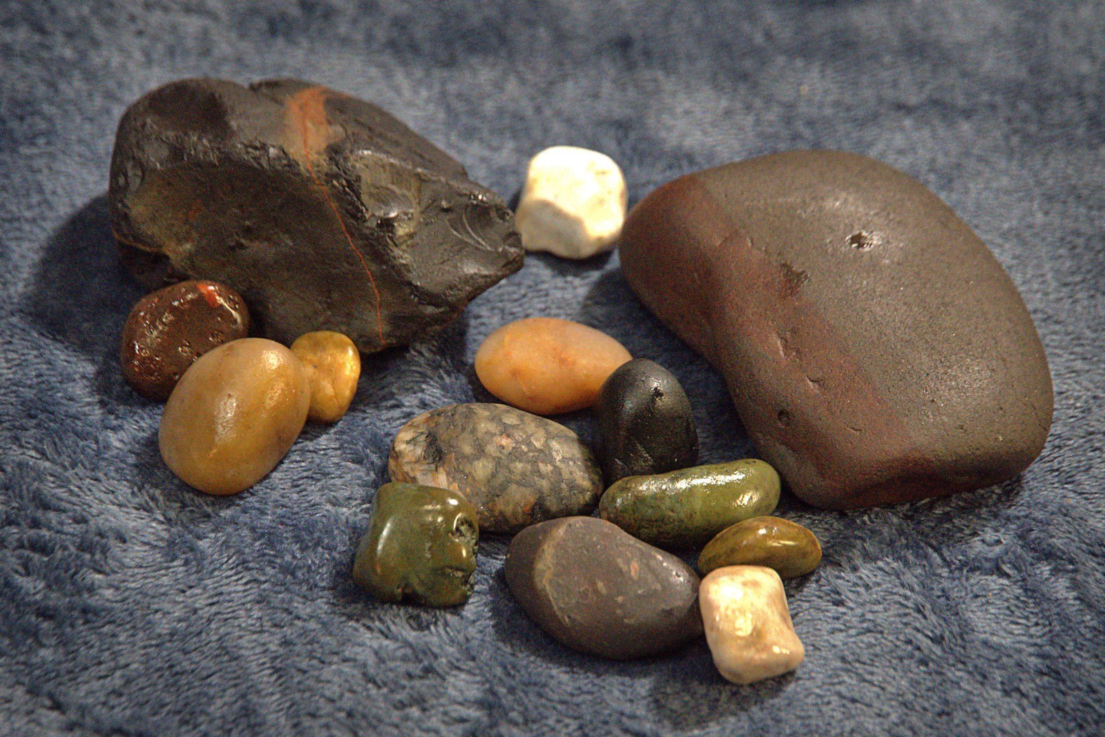 1lb grab bag of Lake Superior rocks- Agate/Quartz included!!