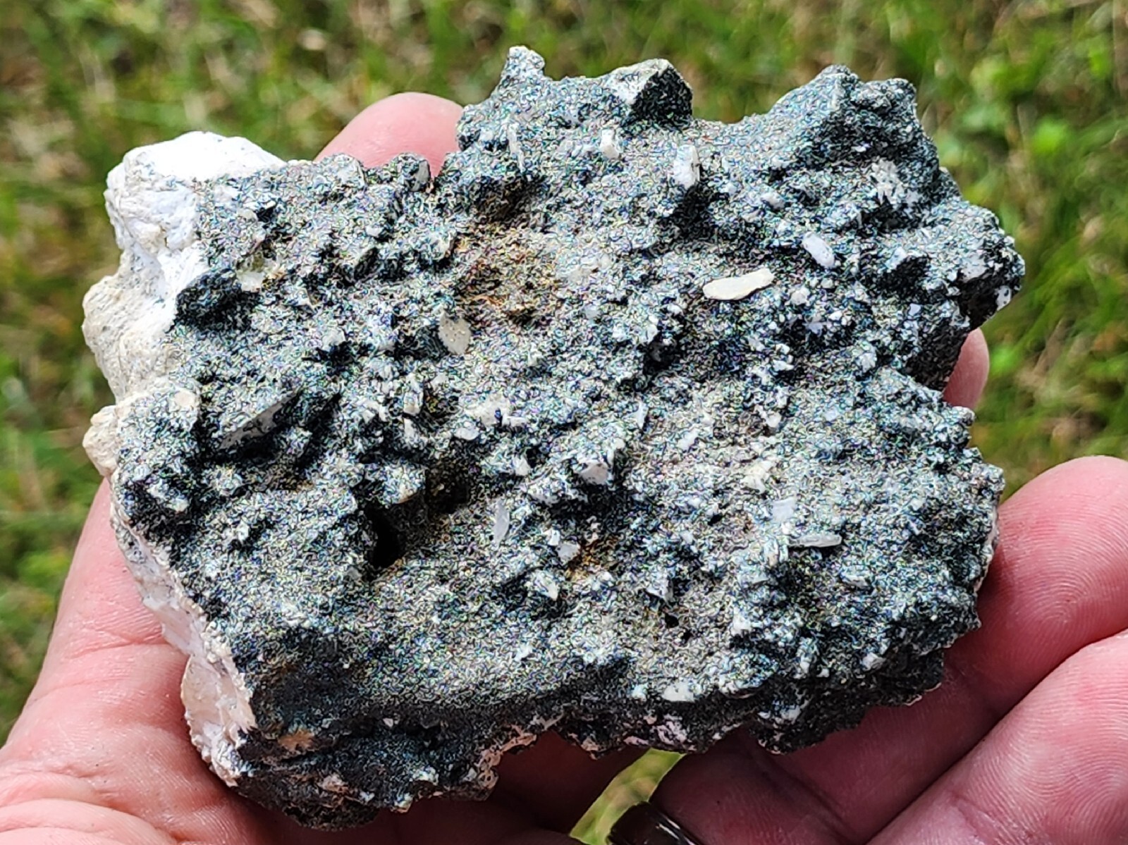 VERY RARE,WHITE PERICLINE CRYSTALS WITH CHLORITE,NICE LUSTER,ITALY